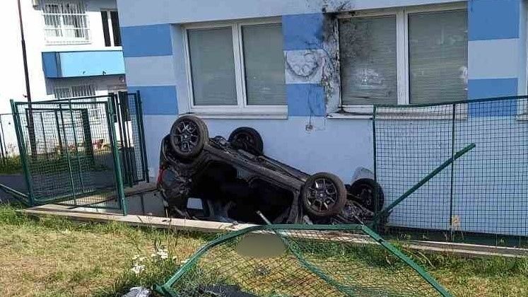 Auto na Slovensku se při nehodě vymrštilo a narazilo do budovy ve výši oken